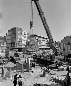855862 Afbeelding van de plaatsing van één van de vier fragmenten van het Kasteel Vredenburg en het Johanniter klooster ...
